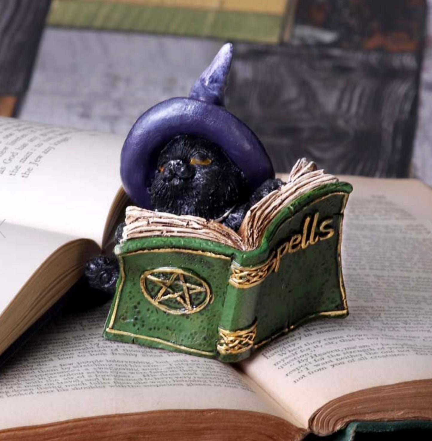 Kitty's Grimoire Figurine in Green 8.2cm